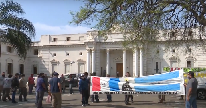 GASISTAS PROTESTARON EN LA LEGISLATURA CONTRA LA LEY DE COLEGIACIÓN DE INSTALADORES