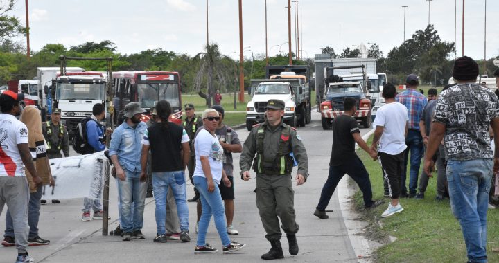 LOS PESCADORES YA CORTARON EL INGRESO A SANTA FE POR LA 168