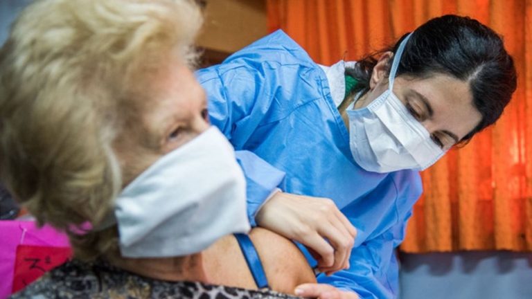 EL GOBIERNO COMPRÓ 20 MILLONES DE CARNETS DE VACUNACIÓN PARA CERTIFICAR QUIÉNES SE VACUNAN