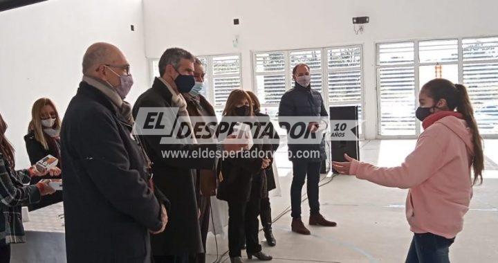 ARROYO LEYES, ENTREGA DE CELULARES A ESTUDIANTES SECUNDARIOS DEL 1° AÑO. CONVENIO BOLETO EDUCATIVO RURAL