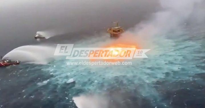 UNA FUGA SUBMARINA DE PETRÓLEO PROVOCA UN GRAN INCENDIO EN LAS AGUAS DEL GOLFO DE MÉXICO