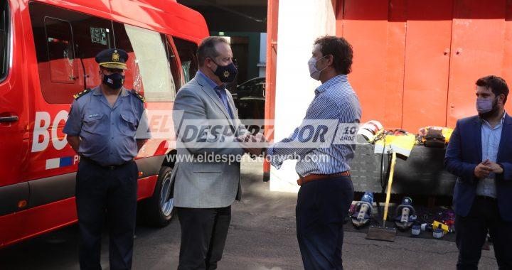 LA PROVINCIA ENTREGÓ DOS MINIBUSES Y EQUIPAMIENTO PARA BOMBEROS