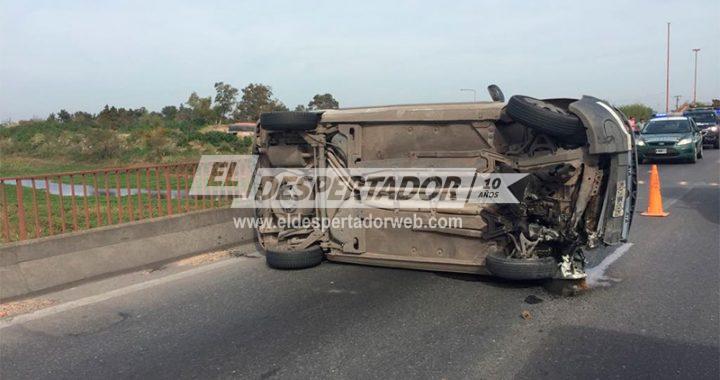 VUELCO EN LA RUTA NACIONAL 168. UN MATRIMONIO BRASILERO SUFRIÓ UN ACCIDENTE SIN CONSECUENCIAS GRAVES