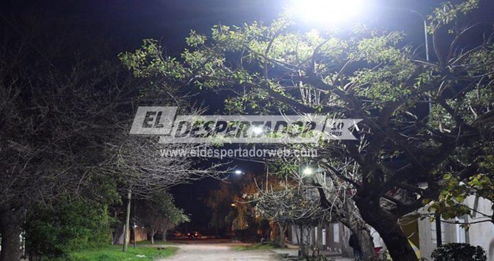 EL MUNICIPIO DE SANTA FE CONTINÚA CON TAREAS DE ILUMINACIÓN Y PODA EN EL DISTRITO DE LA COSTA