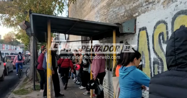 LARGAS FILAS DE INFRACTORES PARA RETIRAR SUS MOTOS EN EL CORRALÓN MUNICIPAL DE SANTA FE