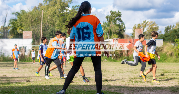 ENCUENTRO DE FÚTBOL MIXTO EN EL NUEVO ESPACIO COSTERO PARA JÓVENES