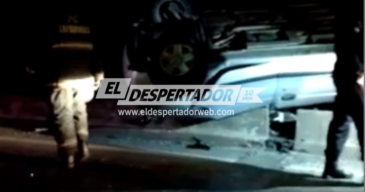 IMPACTANTE VUELCO DE UN AUTO EN UNO DE LOS PUENTES DE LA RUTA 168