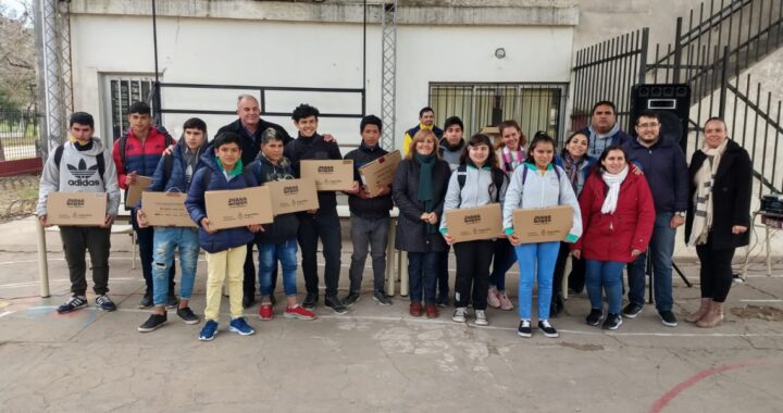 LA PROVINCIA CONTINÚA CON LA ENTREGA DE NETBOOKS EN ESCUELAS SANTAFESINAS