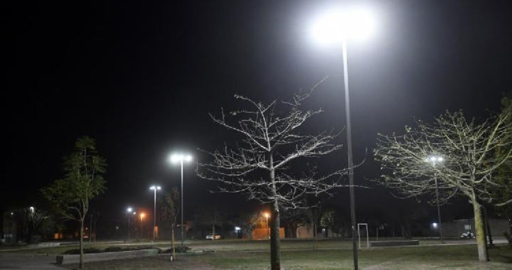 EL MUNICIPIO DE SANTA FE CONTINÚA CON TAREAS DE ILUMINACIÓN EN EL DISTRITO DE LA COSTA