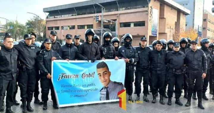 FUERZA GABI “TORTITA” SANABRIA EMOTIVO ABRAZO SIMBÓLICO AL POLICÍA COSTERO QUE PELEA POR SU VIDA