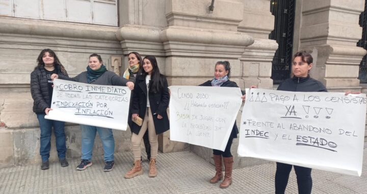 CENSISTAS RECLAMARON FRENTE A CASA DE GOBIERNO EL PAGO DEL TRABAJO REALIZADO EL 18 DE MAYO.