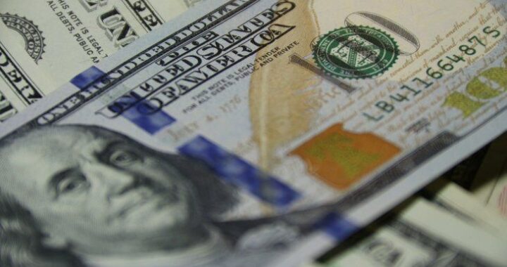 EL DÓLAR BLUE INICIÓ JULIO CON UN LEVE AUMENTO Y CERRÓ EN $239