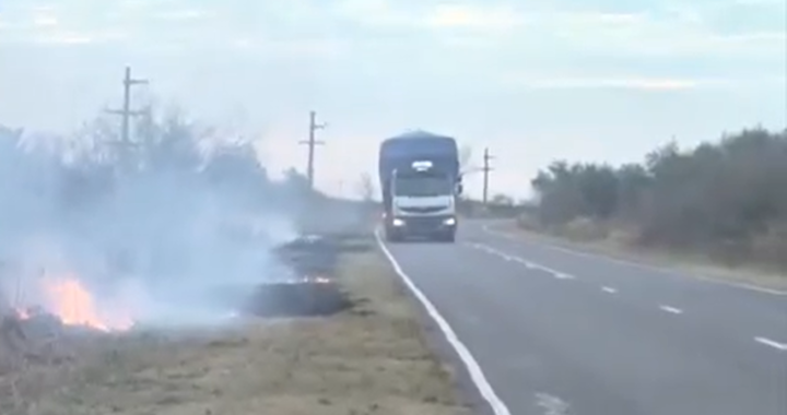 INCENDIOS EN BANQUINAS Y HUMOS SOBRE LA RUTA 1 EN SANTA ROSA DE CALCHINES 