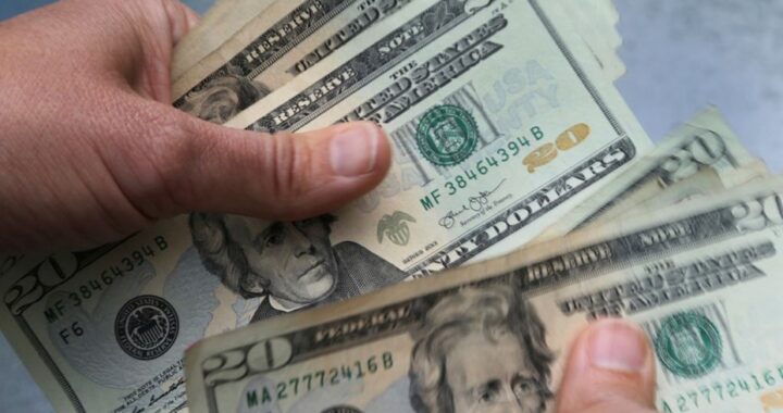 TRAS LA DESIGNACIÓN DE MASSA, EL DÓLAR BLUE QUEDÓ DEBAJO DE LOS $300