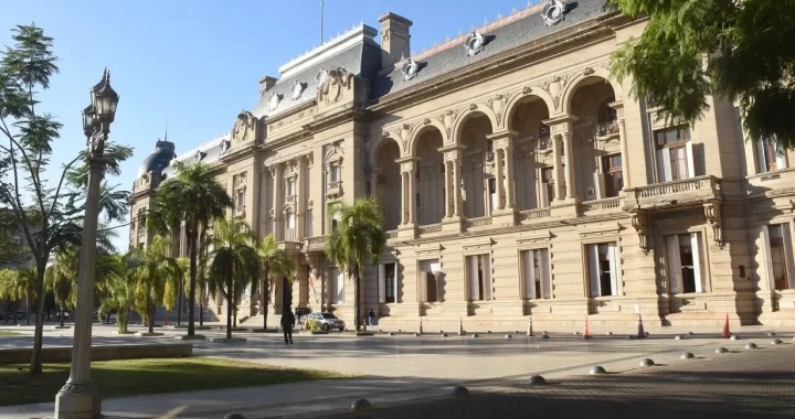 TRABAJADORES ESTATALES ANUNCIARON UN PARO DE 48 HORAS EN SANTA FE