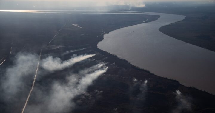 CONTINÚAN LAS TAREAS PARA EXTINGUIR LAS LLAMAS EN LAS ISLAS DEL DELTA  DEL PARANÁ