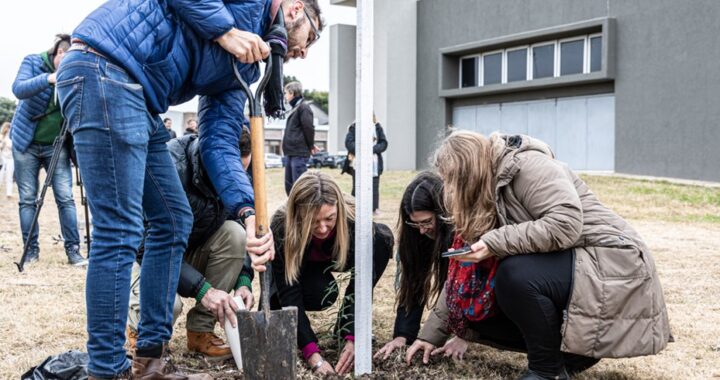 UNL CONTINÚA PLANTANDO UN ÁRBOL POR CADA GRADUADA Y GRADUADO