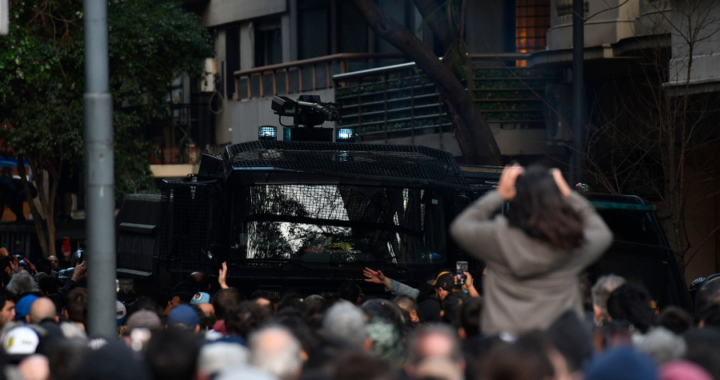 TENSIÓN FRENTE AL DEPARTAMENTO DE CRISTINA KIRCHNER: MANIFESTANTES DERRIBARON EL VALLADO Y LA POLICÍA DE LA CIUDAD REPRIMIÓ