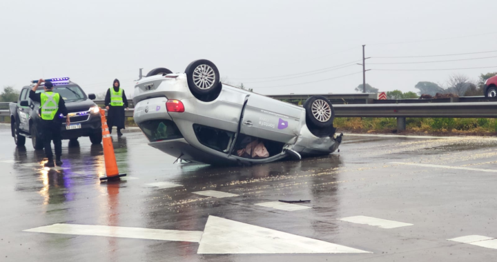 UN AUTO DEL CANAL DE LA PROVINCIA TERMINÓ DADO VUELTA EN LA CIRCUNVALACIÓN OESTE DE SANTA FE