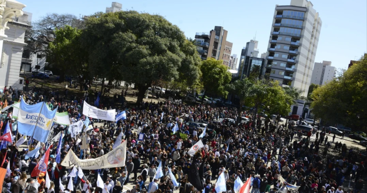 A PLAZA LLENA, SANTA FE EXPRESÓ SU REPUDIO ANTE EL INTENTO DE MAGNICIDIO