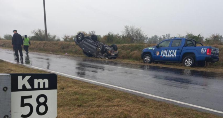 UNA CAMIONETA VOLCÓ EN RUTA 1 ENTRE SANTA ROSA Y CAYASTÁ