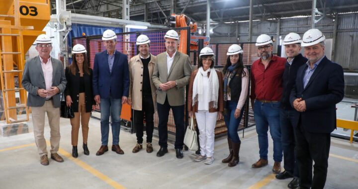 EL GOBERNADOR VISITÓ LA PLANTA INDUSTRIAL DE CULZONI EN EL PUERTO DE SANTA FE