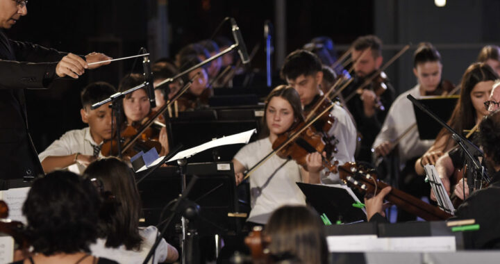 CASI 2000 PERSONAS DISFRUTARON DEL CONCIERTO DE 360 ARTISTAS EN EL ANFITEATRO DEL SUR