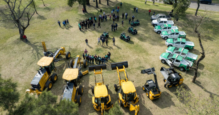 LA MUNICIPALIDAD DE SANTA FE SUMÓ NUEVAS CAMIONETAS, MÁQUINAS VIALES Y EQUIPAMIENTO.