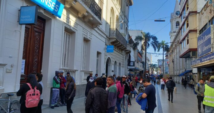 LARGAS FILAS EN LAS OFICINAS SANTAFESINAS DE ANSES EN EL PRIMER DÍA DE INSCRIPCIÓN AL BONO DE $45.000