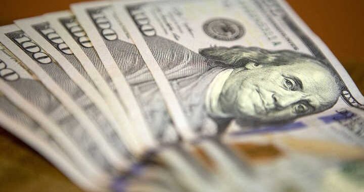 EL DÓLAR BLUE SIGUIÓ EN ALZA Y CERRÓ A $291