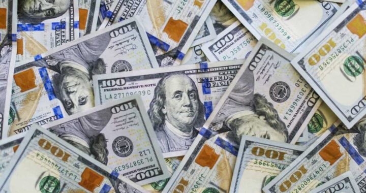 EL DÓLAR BLUE SIGUE BAJANDO Y CERRÓ EN $276