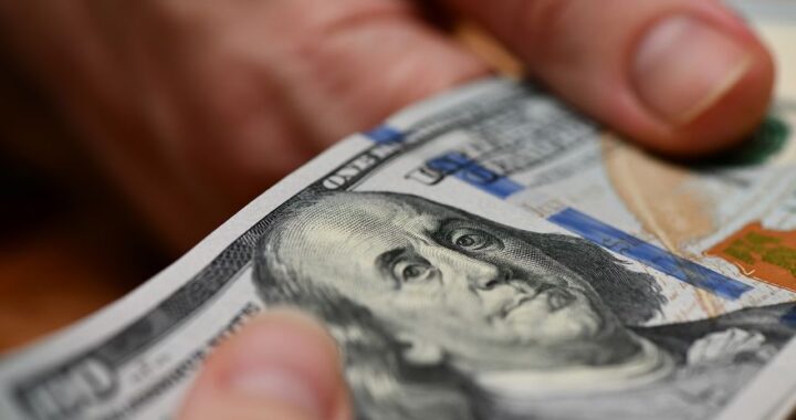 EL DÓLAR BLUE RETROCEDIÓ Y CERRÓ A $291