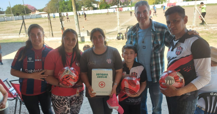 CARLOS KAUFMANN REGALÓ PELOTAS A INFANTILES DEL CLUB LOS JUVENILES