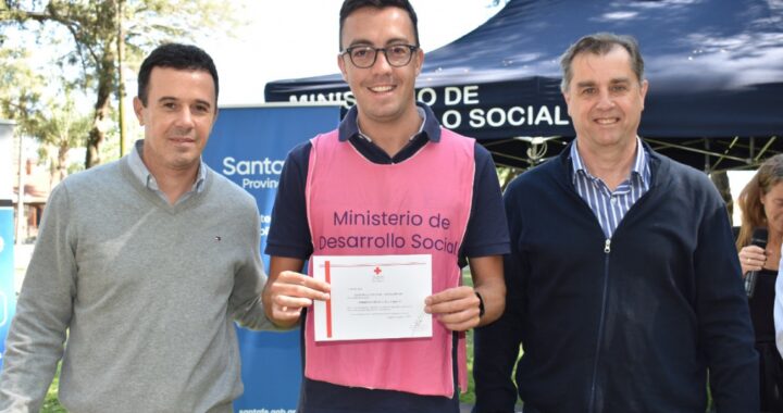 LA PROVINCIA ENTREGÓ CERTIFICADOS A 120 JÓVENES QUE CUMPLIERON TAREAS EN LOS VACUNATORIOS