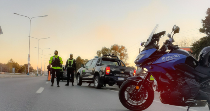 AGREDIÓ A UN INSPECTOR EN UN CONTROL DE RUTA 1 Y TERMINARON DETENIDOS CON SU PADRE