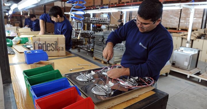 LOS SALARIOS CRECIERON 5,1% EN OCTUBRE, PERO VOLVIERON A PERDER CONTRA LA INFLACIÓN