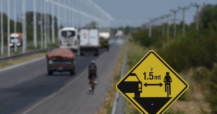 A PESAR DE ESTAR PROHIBIDO QUE CICLISTAS CIRCULEN POR RUTAS COLOCARON SEÑALÉTICAS SIN AUTORIZACIÓN EN EL TRAMO VIAL COSTERO DE LA 168