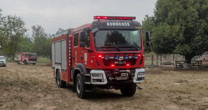 INCENDIOS EN RINCÓN: BOMBEROS DE LA COSTA COMBATIERON LA AMENAZA DE INMUEBLES CERCANOS