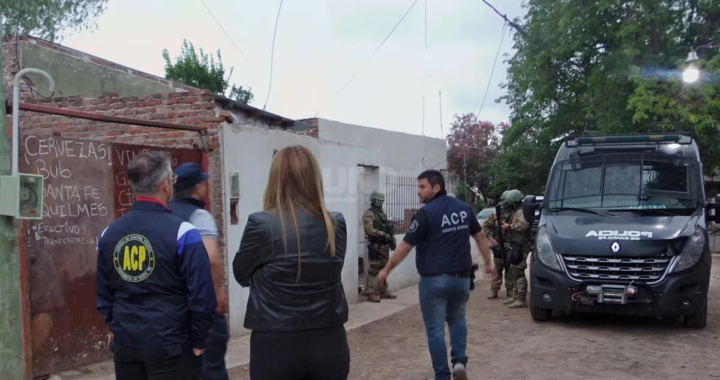 POLICÍAS Y CIVILES DETENIDOS POR COPAMIENTO A SUBCOMISARÍA Y ASALTO EN ARROYO LEYES