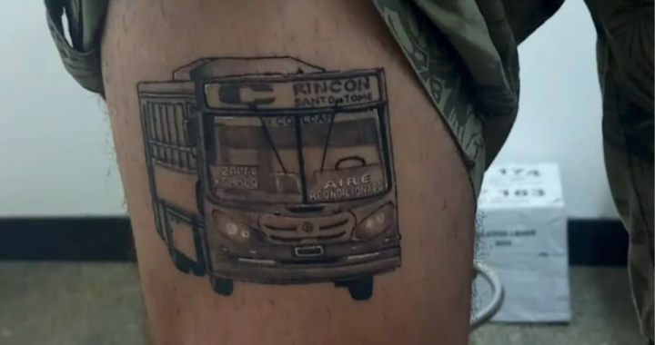 SE TATUÓ EL COLECTIVO DE LA C VERDE «RINCÓN» EN EL QUE VIAJÓ TODA SU VIDA Y SE HIZO VIRAL