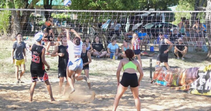 A PESAR DE BAJANTE DEL ARROYO CALCHINES SE REALIZÓ LA EXITOSA JORNADA DE BEACH VOLEY EN CAMPING SAN ANTONIO