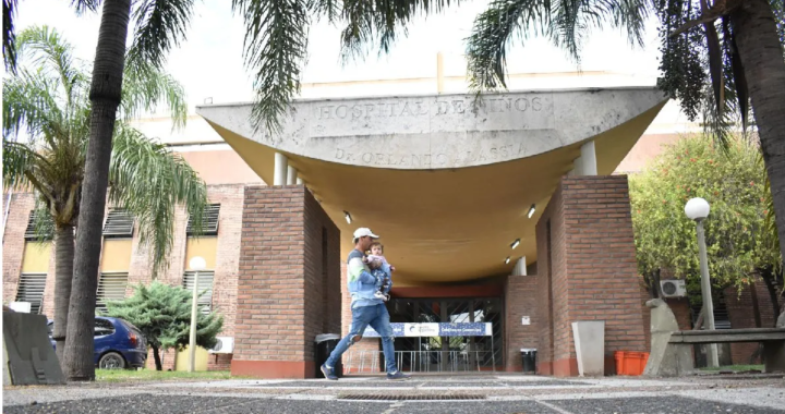 DIERON EL ALTA AL NIÑO DE COLASTINÉ QUE SUFRIÓ AHOGAMIENTO Y FUE REANIMADO POR AGENTES DE LA COMISARÍA 28