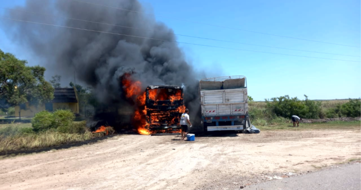 IMPACTANTE CHOQUE EN RUTA 1: UN CAMIÓN CON ACOPLADO Y UN COLECTIVO COLISIONARON Y DEJARON 24 PASAJEROS LESIONADOS