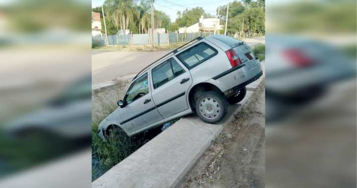 VEHÍCULO TERMINA EN CANAL TRONCAL DE DESAGÜES EN VILLA AÑATÍ: UNA OBRA INCONCLUSA, SIN SEÑALIZACIÓN NI MANTENIMIENTO