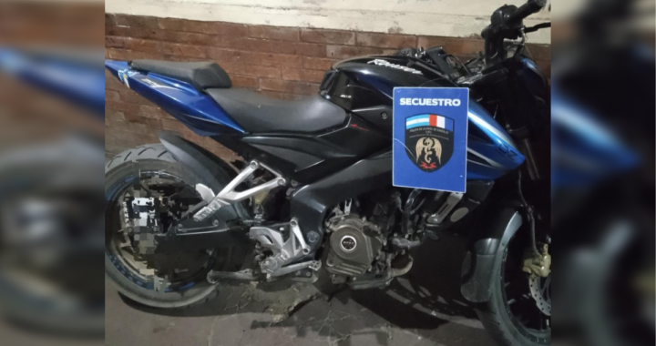 AGENTES DEL COMANDO DE LA COSTA DETIENEN A UN HOMBRE EN RINCON CON MOTO ROBADA