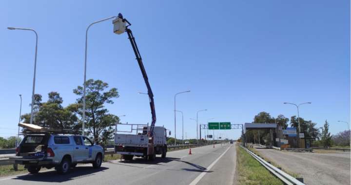 VIALIDAD NACIONAL INSTALÓ LUMINARIAS LED PARA MEJORAR LA SEGURIDAD VIAL EN LA RUTA NACIONAL 168 SOBRE LA AUTOVÍA SANTA FE – PARANÁ