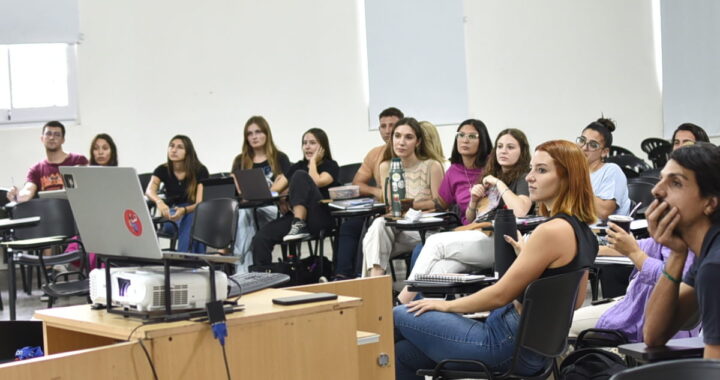 LA MUNICIPALIDAD CAPACITA SOBRE MASCULINIDADES A ESTUDIANTES DE PSICOLOGÍA