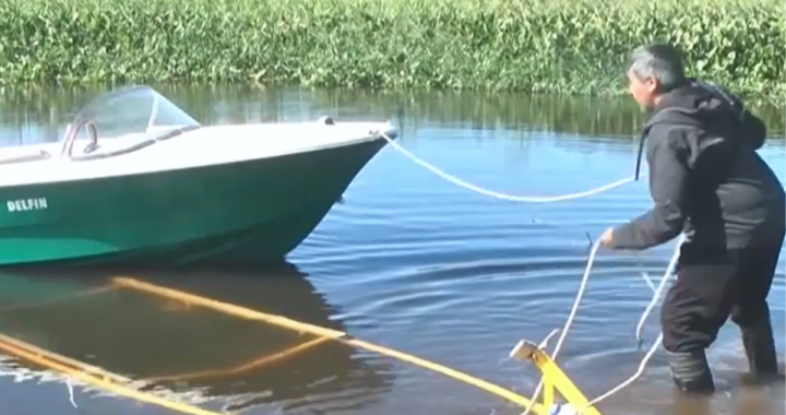 PESCADORES SANTAROSEROS PREOCUPADOS POR EL ÚNICO ACCESO AL RÍO BLOQUEADO POR CAMALOTES