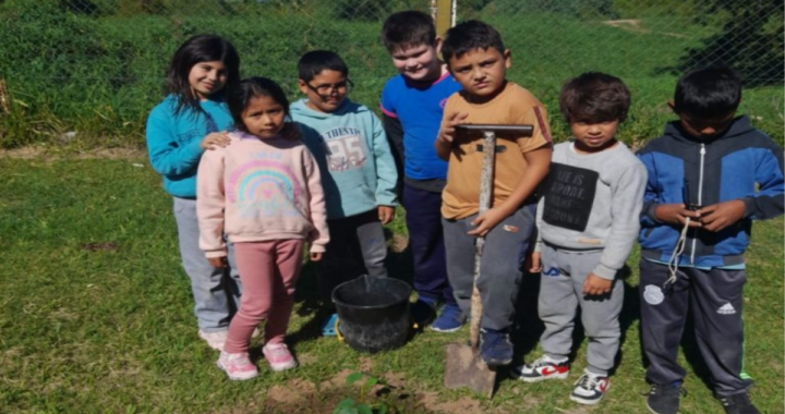 ALUMNOS DE COLASTINÉ SUR PLANTARON ÁRBOLES EN EL MARCO DE LA CAMPAÑA PROVINCIAL DE FORESTACIÓN EN ESCUELAS 