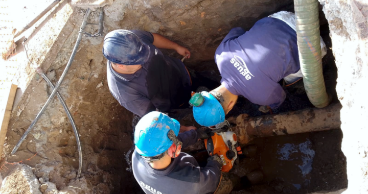 AGUAS SANTAFESINAS TRABAJÓ EN EL PARAJE LA GUARDIA PARA MEJOR LA PRESIÓN DEL SERVICIO Y LIMPIEZA DE CAÑERÍAS